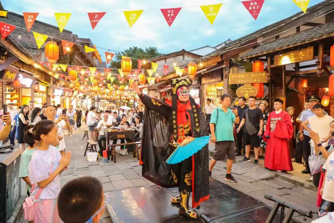 中秋打卡磁器口！百碗团圆宴+非遗表演+游园活动，健康好礼拿到手软！